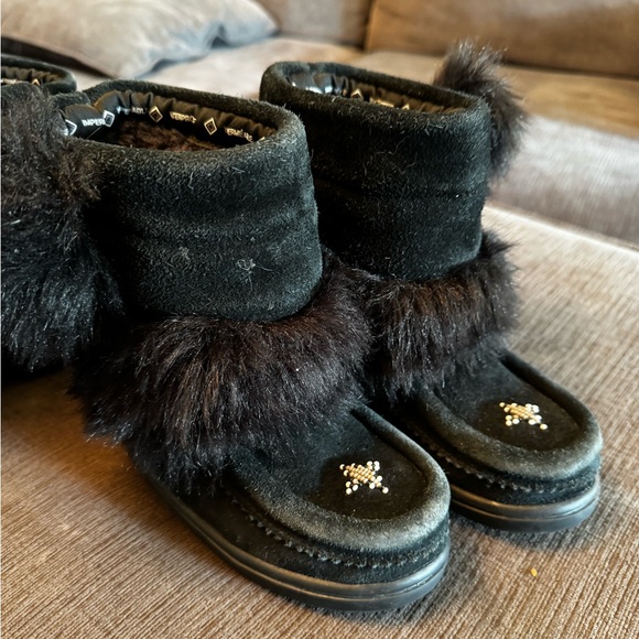 Size 11 T Manitoba’s mukluks - Picture 1 of 2
